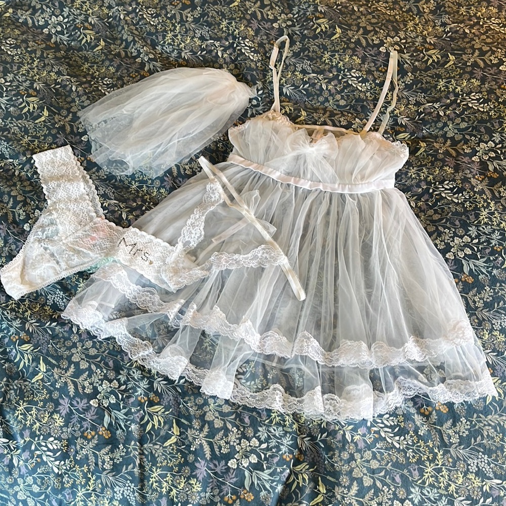 4-piece VS bridal set NWOT